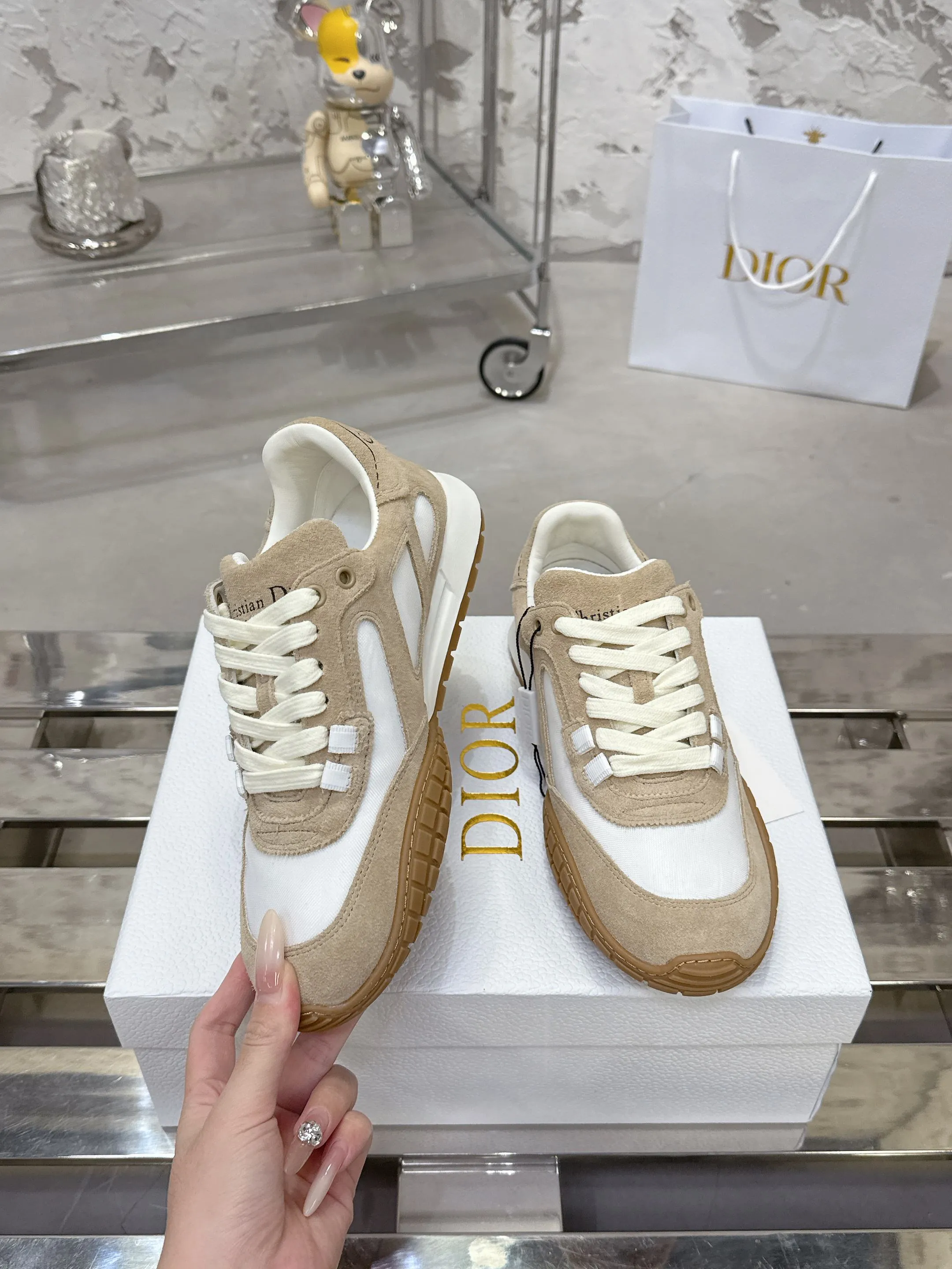 Factory price 640💰 Top version! ! ! Dior Tech sneakers Dior Tech is newly launched, with exquisite color matching and autumn and winter atmosphere. This Dior Tech sneaker is a new product in the 2026 early spring ready-to-wear series. It is equipped with fashionable details and highlights the retro aesthetics. Made of calfskin and suede calfskin upper with transparent mesh side panels and ChristianDior Paris signature on the heel and tongue. A textured, tonal Dior signature sole adds couture style. Upper material: Textile, cowhide split leather, cowhide leather with Christian Dior Paris logo on the heel and tongue Textured Dior logo rubber sole embellished with Christian Dior's lucky star symbol! Size 35-46 (40 for women, 41 for men, 38.45.46, custom made and non-refundable)
